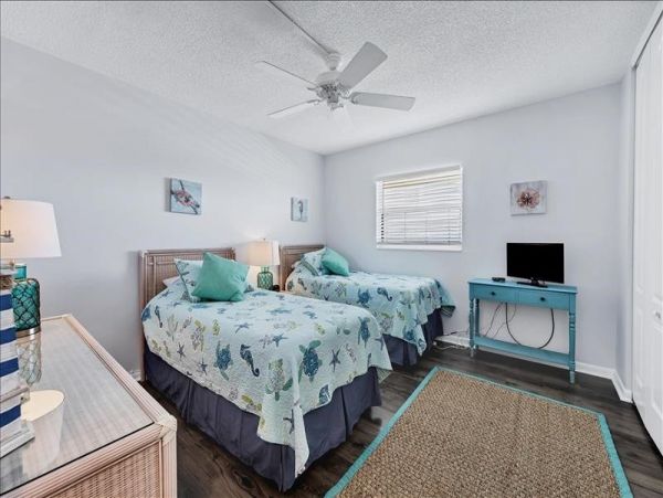 Sarasota Beachfront Vacation Condo Communal Pool Sleeps 4