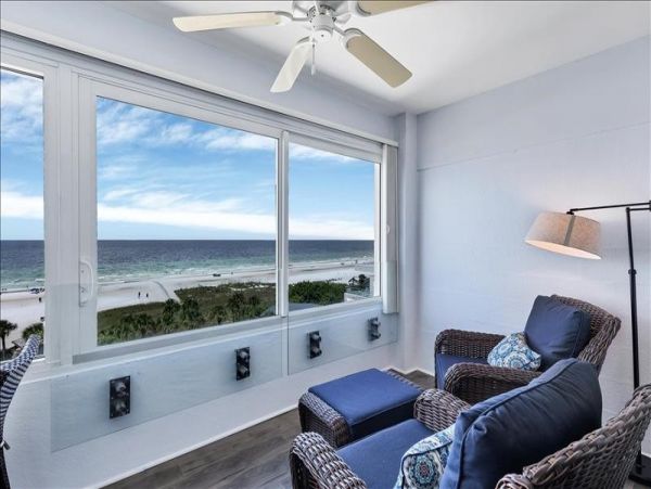 Sarasota Beachfront Vacation Condo Communal Pool Sleeps 4
