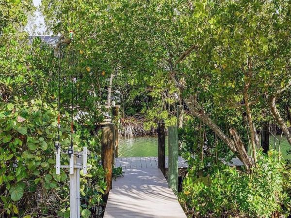 Sanibel Charming Vacation Home With Pool Sleeps 6 Guests