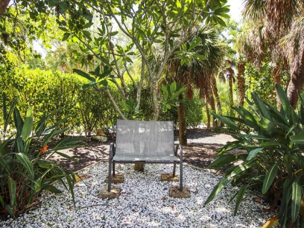 Sanibel Charming Vacation Home With Pool Sleeps 6 Guests