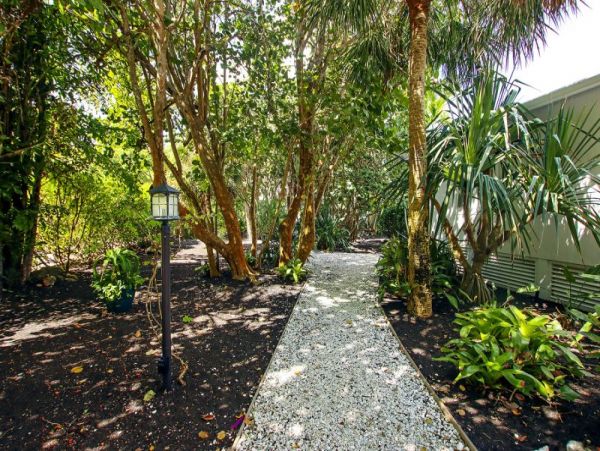 Sanibel Charming Vacation Home With Pool Sleeps 6 Guests