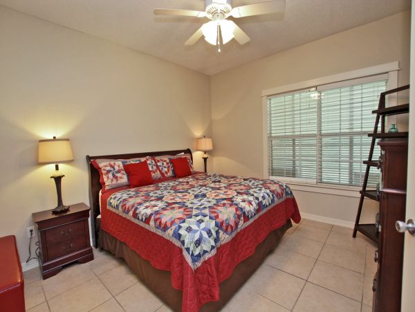 3 Bedroom Vacation Villa in Orange Beach with Communal Pool