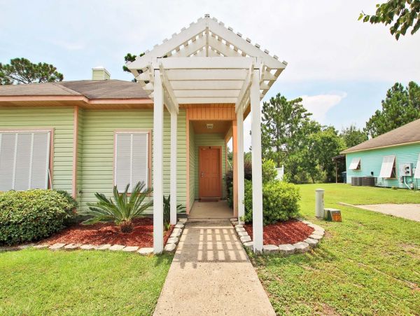 3 Bedroom Vacation Villa in Orange Beach with Communal Pool