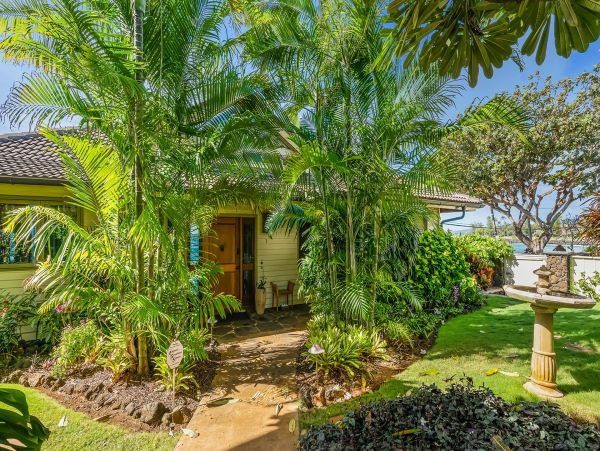 Oceanfront 4 Bedroom Beautiful Vacation Home in Koloa