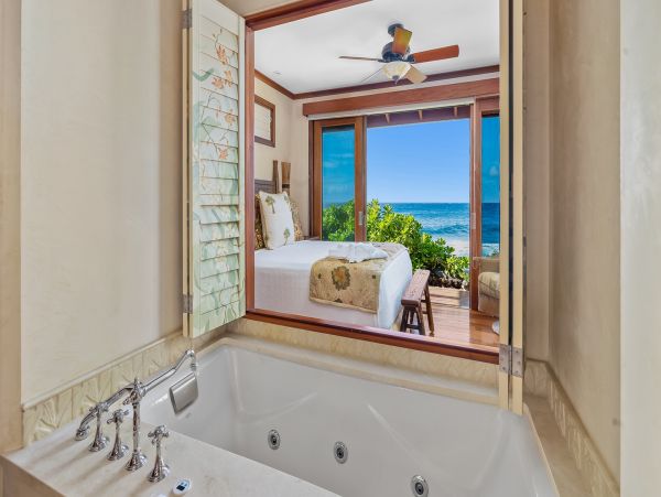 Oceanfront 4 Bedroom Beautiful Vacation Home in Koloa