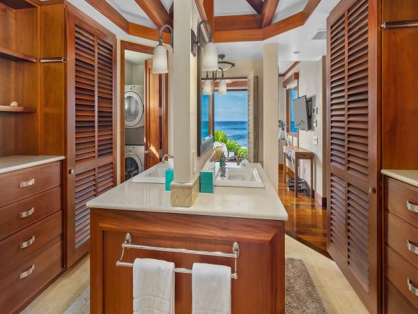 Oceanfront 4 Bedroom Beautiful Vacation Home in Koloa