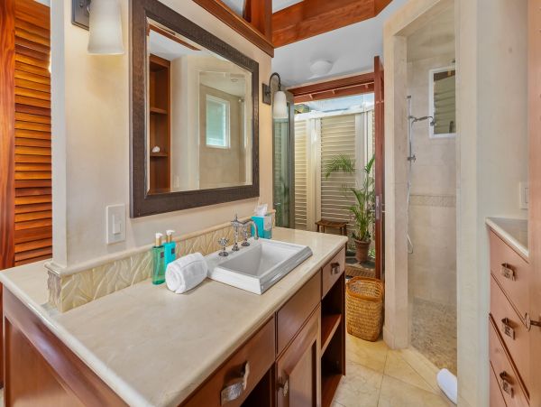 Oceanfront 4 Bedroom Beautiful Vacation Home in Koloa