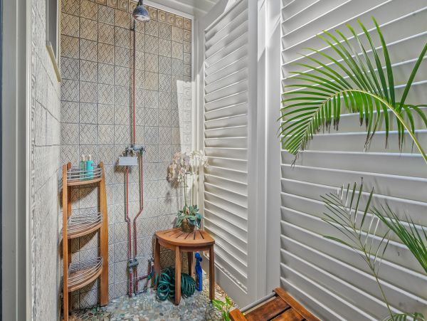 Oceanfront 4 Bedroom Beautiful Vacation Home in Koloa