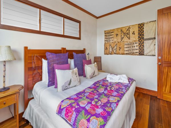 Oceanfront 4 Bedroom Beautiful Vacation Home in Koloa
