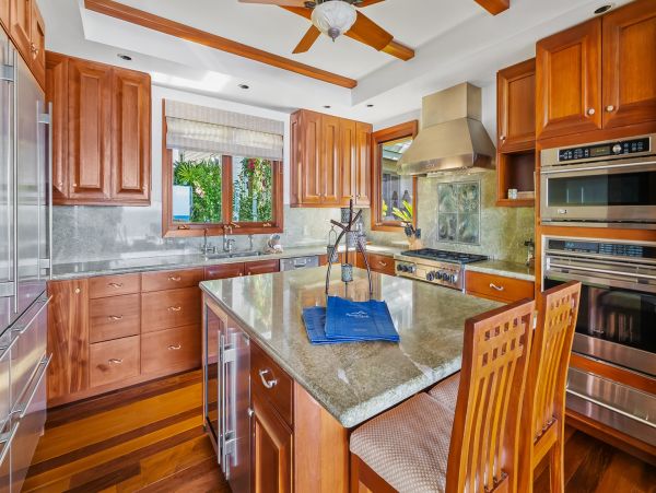 Oceanfront 4 Bedroom Beautiful Vacation Home in Koloa