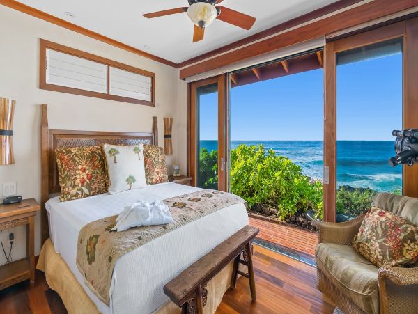 Oceanfront 4 Bedroom Beautiful Vacation Home in Koloa