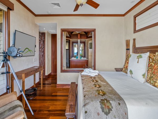 Oceanfront 4 Bedroom Beautiful Vacation Home in Koloa