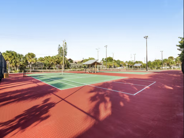 Casual Two Bedroom Condo in Siesta Key Walk to Beach