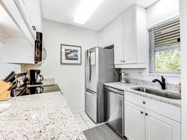 Casual Two Bedroom Condo in Siesta Key Walk to Beach