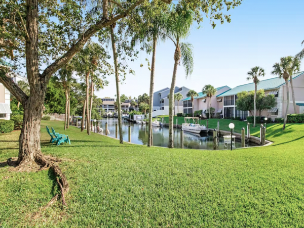Casual Two Bedroom Condo in Siesta Key Walk to Beach