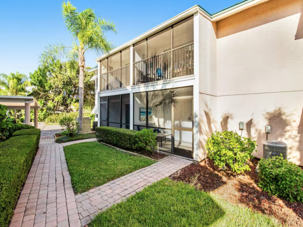Casual Two Bedroom Condo in Siesta Key Walk to Beach