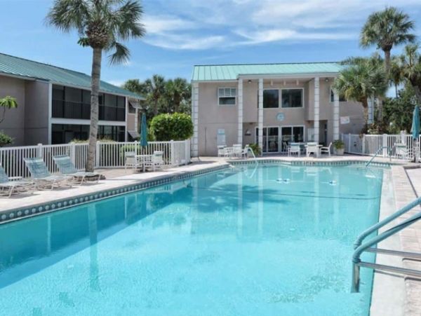 Casual Two Bedroom Condo in Siesta Key Walk to Beach