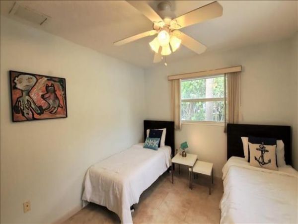 On Beach Longboat Key Vacation Home Three Bedrooms Sleeps 8