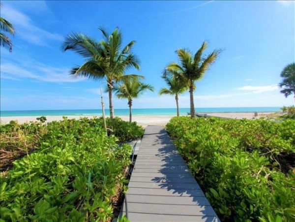 On Beach Longboat Key Vacation Home Three Bedrooms Sleeps 8