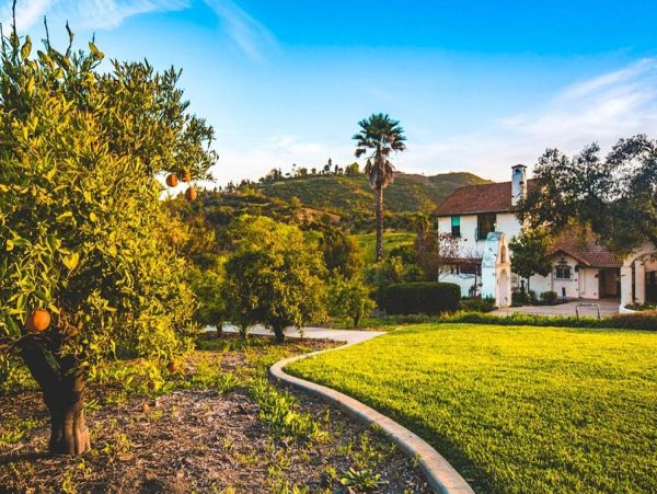 Temecula Vacation Rentals - Luxury 7 Bedrooms Chateau with Pool & Private Lake
