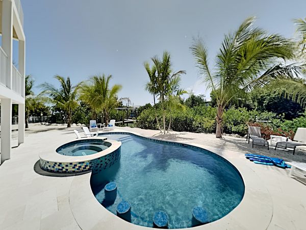 Marathon Luxury Vacation Home With Private Pool Sleeps 10