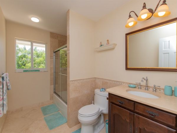 Canal Front Three Bedroom Vacation Pool Home on Marathon