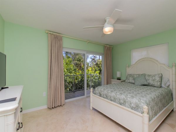 Canal Front Three Bedroom Vacation Pool Home on Marathon