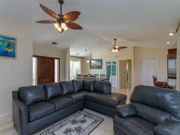 Canal Front Three Bedroom Vacation Pool Home on Marathon