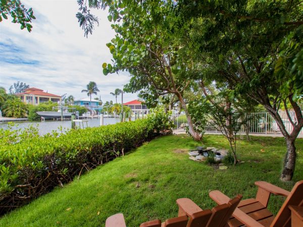 Canal Front Three Bedroom Vacation Pool Home on Marathon