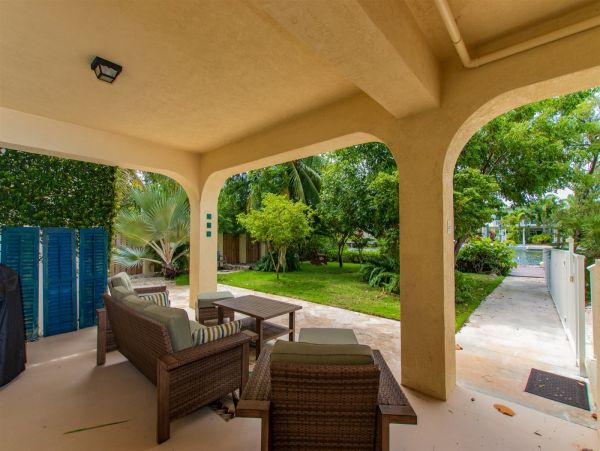 Canal Front Three Bedroom Vacation Pool Home on Marathon