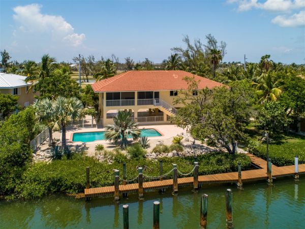Canal Front Three Bedroom Vacation Pool Home on Marathon
