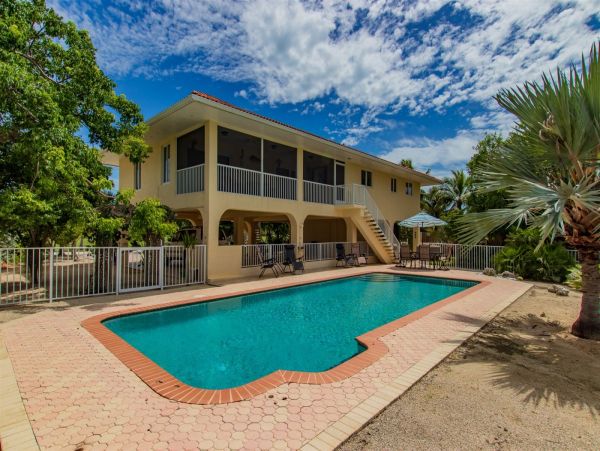 Canal Front Three Bedroom Vacation Pool Home on Marathon