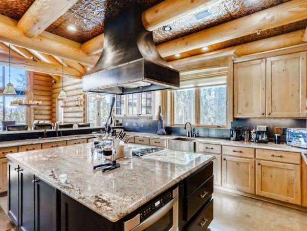10 minute Drive to Downtown Breckenridge