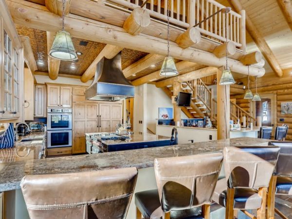 10 minute Drive to Downtown Breckenridge