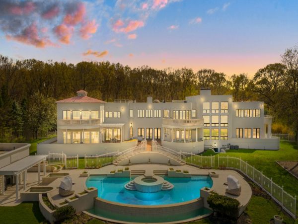 Luxury Eleven Bedrooms Beachfront Home in Hamptons