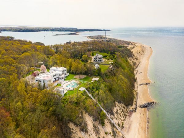 Luxury Eleven Bedrooms Beachfront Home in Hamptons