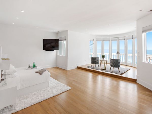 Luxury Eleven Bedrooms Beachfront Home in Hamptons