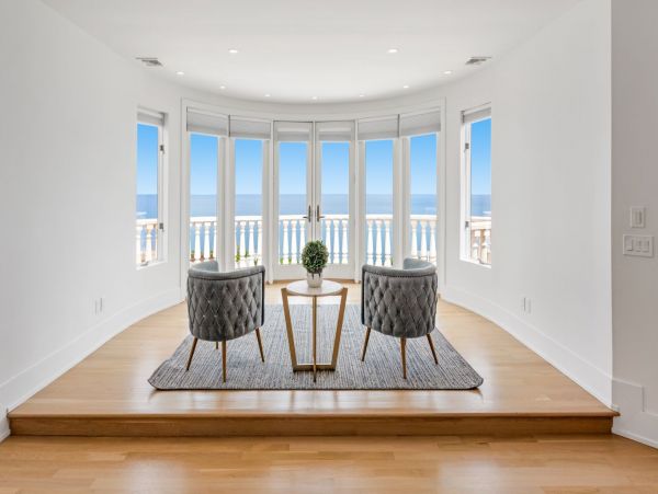 Luxury Eleven Bedrooms Beachfront Home in Hamptons