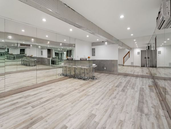 Luxury Eleven Bedrooms Beachfront Home in Hamptons
