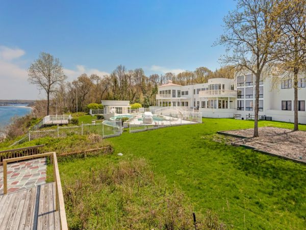 Luxury Eleven Bedrooms Beachfront Home in Hamptons
