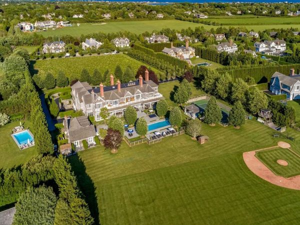 Eleven Bedrooms Luxury Rental Mansion in Hamptons