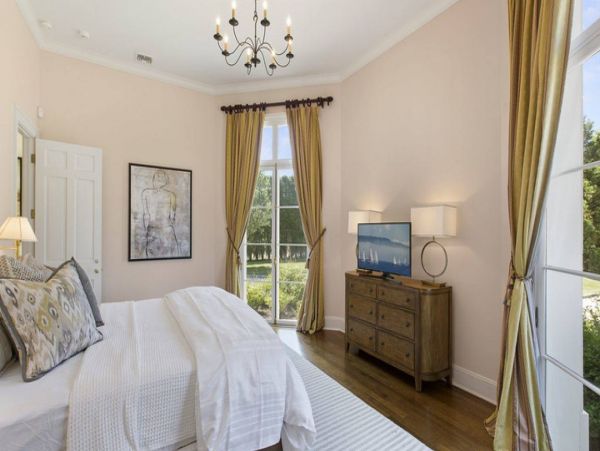 Hamptons Six Bedroom Luxurious Vacation Villa