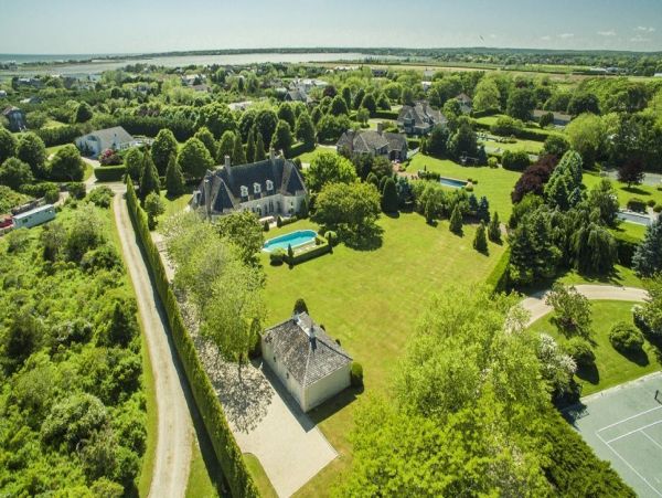 Hamptons Six Bedroom Luxurious Vacation Villa