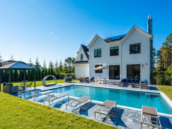Walk to Beach Six Bedroom Villa in Southampton