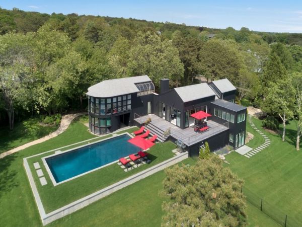 Walk to Beach Pool Home Four Bedrooms in Southampton