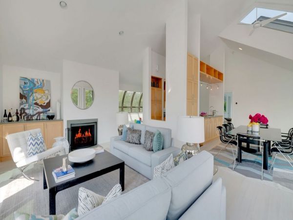 Walk to Beach Pool Home Four Bedrooms in Southampton