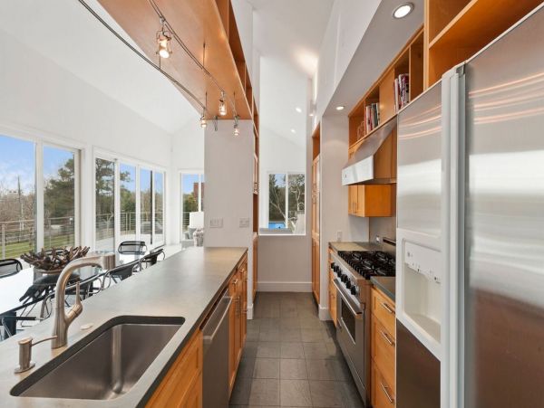 Walk to Beach Pool Home Four Bedrooms in Southampton