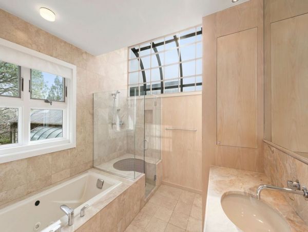 Walk to Beach Pool Home Four Bedrooms in Southampton
