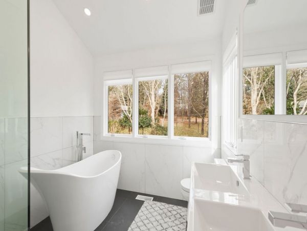 Walk to Beach Pool Home Four Bedrooms in Southampton