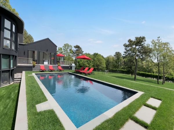 Walk to Beach Pool Home Four Bedrooms in Southampton